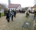 Bild: hai
Der Vorsitzende des Kameradschaftsvereins, Edmund Bruckner, stellvertretender Vorsitzender Lothar Büringer und Bürgermeister Manfred Porsch (von links) legten am Ehrenmal auf dem Kirchplatz in Speichersdorf Kränze nieder.