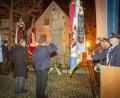 Bild: hwk
Mit einer Abordnung der Krieger- und Soldatenkameradschaft legte Bürgermeister Josef Etterer (vorne links) vor dem Kriegerdenkmal einen Kranz nieder.