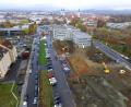 Luftbild: Michael Ascherl
Zwischen Leibnizstraße (links) und Dr.-Pfleger-Straße (rechts) heben Bagger die riesige Grube für das Quartier "Neue Naabwiesen" am Rand der Weidener Innenstadt aus. Auch die momentan noch von Oberpfalz-Medien genutzten Parkflächen in der linken Hälfte werden Teil der 9000 Quadratmeter großen Baustelle.
