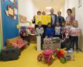 Bild: jzk
Holger Hassel (Dritter von links) bedankte sich herzlich bei Regina Amm, Cornelia Schieder, Renate Schupfner und Christina Daschner (von links) für die gut erhaltenen Sachspenden von der Kita Li-La-Löhle.