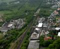Bild: ges
Das Gelände der ehemaligen Bleikristallfabriken aus der Luft. Links der Bahnlinie Hofbauer, rechts Beyer. Bei beiden Arealen ist jetzt die Rede von neuen Giftschwerpunkten, mit denen sich der Gemeinderat Altenstadt auseinandersetzen muss.
