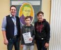 Bild: exb
Konrektor Bernd Bischoff (links) sowie Fachbetreuer Florian Dendorfer gratulierten Eduards Emanuels Busulans.