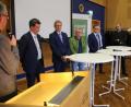 Bild: jrh
Regierungsdirektor Axel Koch (von links) moderiert die Podiumsdiskussion mit Florian Rieder (IHK), Klaus Ulrich (Wirtschaftsministerium), den Bürgermeistern Toni Dutz und Bernd Sommer, Dr. Robert Leiner und Landrat Andreas Meier.