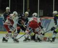 Bild: gb
Am vergangenen Sonntag gewannen die Blue Devils (von links Adam Schusser, Chase Clayton und Adrian Klein in den blauen Trikots) das Oberpfalzderby gegen den EV Regensburg mit 4:3 nach Verlängerung. Am Freitag empfangen die Weidener den EV Füssen, am Sonntag treten sie beim EV Lindau an.