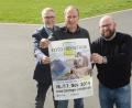 Bild: Gabi Schönberger
Johannes Häring, Geschäftsleiter der Max-Reger-Halle, Uwe Fröhlich, Prokurist bei Foto Brenner, und Alexander Hellwig von Oberpfalz-Medien (von links) präsentieren die Foto-Reisetage.