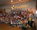 Bild: fpoz
Die erfolgreichsten Biker-Nachwuchsfahrer aus Franken und Tschechien, die am Cube-Cup und Cube-Kidscup teilnahmen, wurden in Waldershof ausgezeichnet. Sophia Panzer (rechts sitzend, mit Blumen) übernahm die Siegerehrung.