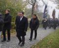 Bild: mmj
Mit der Blaskapelle zogen Bürgermeister Manfred Dirscherl (Mitte), Gemeinderäte und Fahnenabordnungen zum Gedenkgottesdienst beim Volkstrauertag in die Pfarrkirche.