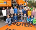 Bild: khg
Die Klasse 4b der Grundschule Vilseck bei der Demonstration der tödlichen Gefahren im Bereich des toten Winkels mit (hinten von links) Michael Ruppert, Studienrätin Paula Weiß und Verkehrserzieher Andreas Bahle.