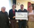 Bild: exb/Baumann
Bürgermeister Hans Wilhelm (links) sowie die Vorstandsmitglieder Johanna Baumann (Zweite von links) und Monika Schwandtner (rechts) übergaben Landvolkpfarrer Udo Klösel einen Scheck über 500 Euro.