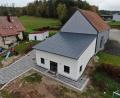 Bild: u
Das neue Burgstaller Gemeinschaftshaus beherbergt einen 35 Quadratmeter großen Aufenthaltsraum, der rund 40 Personen Platz bietet, eine Küche, eine Toilettenanlage und einen 50 Quadratmeter großen Abstellraum, in dem unter anderem die Kirwa-Utensilien untergebracht werden.