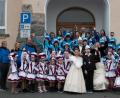 Bild: nza
Die Garden des TSV Krummennaab eroberten das Krummennaaber Rathaus. Die Narren rund um das Kinderprinzenpaar Sarah I. und Kilian I. (vorne) sowie das Prinzenpaar Thilo I. uns Heike I. (dahinter) nahmen Bürgermeister Uli Roth (hinten) Rathausschlüssel und Geldschatulle ab.