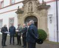 Bild: Christian Biersack/exb
An der Pforte wurde MdB Alois Karl (links) von Vertretern der Stiftung begrüßt.