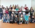 Bild: amö
Rechenaufgaben statt nur Zahlen: Einen besonderen Adventskalender haben die Viertklassler der Grundschule Winklarn-Thanstein mit ihren jungen Lehrerinnen gebastelt.