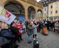 Bild: Stephan Huber
Rund 60 Pfleger*innen, Pflegebedürftige und Angehörige kamen zur Mahnwache des Verdi-Aktionstages für die Altenpflege auf den Marktplatz.