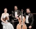 Bild: Frank Jerke
Das „Atos Trio“ mit (von links) Annette von Hehn (Violine) , Thomas Hoppe (Klavier) und Stefan Heinemeyer (Violoncello). Mit Preisen von Melbourne über Graz bis London ausgezeichnet, spielt dieses 2003 gegründete Trio rund um den Globus in bedeutenden Konzertsälen und bei renommierten Festivals.