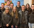 Bild: lgc
Die Katholischen Landjugendbewegung stellt seit fast fünf Jahrzehnten einen Aktivposten in der Pfarrei und im Vereinsleben der Gemeinde dar. Im Bild das neue Fürhungsgremium und die ausgeschiedenen Vorstandsmitglieder: (von links) Melanie Thaller (Schriftführerin), Sophie Speckner, Julia Ritter, Laurin Wiesnet, Jonas Renner und Anna Pittner (beide Beisitzer), Fabian Wiesnet, Daniel Kraus (Kassier), Lea Fehlner und Lukas Lehner (beide Beisitzer), Lukas Heindl und Lucia Bauer (stellvertretende Vorsitzende), Oliver Schneider (Vorsitzender), Nils Schramm, Linda Bauer und Saskia Distler (Vorsitzende).