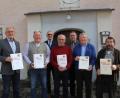 Bild: frd
Bundesvorsitzender Albrecht Kiesner (Dritter von links) und Kreisvorsitzender Norbert Lempa (Dritter von rechts) ehrten langjährige Mitglieder im Bundeswehrverband. Für 50, 40 und 25 Jahre sind (mit Urkunde von links) Johann Mörtl, Peter Späth, Georg Blödt, Hans Schmidt und Armin Joscht.