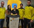 Bild: jr
Für die fünfte Auflage des Hallenfußballturniers um den Neujahrscup am 5. Januar 2020 in der Mitterteicher Mehrzweckhalle wurden die Gruppen ausgelost. Von links: Turnierleiter Markus Thoma, Glücksfee Johanna Lindner, Gym-2000-Leiterin Bettina Lindner, Tobias Santl und Thomas Faltenbacher vom Organisationsteam des SV Steinmühle.