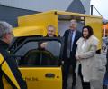 Bild: rti
Digital-Staatsministerin Dorothee Bär schaute bei ihrem Besuch in Mitterteich auch beim Zustellstützpunkt der Deutsche Post DHL vorbei. Niederlassungsleiter Stefan Friedl (Dritter von links) stellte die neuen Street-Scooter-Modelle vor.