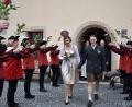 Bild: rgr
Der Spielmannszug Grafenwöhr steht Spalier, als das frisch getraute Paar Christina und Philipp Groll das Rathaus in Grafenwöhr verlassen.