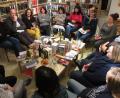 Bild: rpp
Eine große Runde hatte sich im Romanzimmer eingefunden, um die Neuerwerbungen der Bücherei und lesenswerte Bücher kennenzulernen.