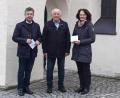 Bild: hme
Hermann Frischholz (Mitte) überreicht an Bernhard Meiler (links), Pilgerführer der Altöttingwallfahrt, und an die Verantwortliche der Maria-Kulm-Wallfahrt, Christine Schwab (Rechts) eine Spende, die er sich von seinen Geburtstagsgästen anstatt von Geschenken erbeten hatte. Frischholz stockt den Betrag auf, damit ein runder Betrag zustande kommt.