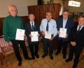 Bild: hai
Das Bild zeigt die Geehrten: (von links) Hubert Brendel (40 Jahre), Hans Küffner (60 Jahre), Fahnenträger Hans Zobel und Bürgermeister Manfred Porsch (25 Jahre). Vorsitzender Manfred Kauper gratulierte den Mitgliedern.