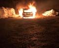 Bild: Feuerwehr Groschlattengrün
Das Auto auf dem Bauhof brannte komplett aus.