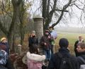 Bild: cr
Großes Interesse und Betroffenheit sind spürbar, als Ferdinand Zwerenz an der Böttersäule von seinem Schicksal berichtet. Alles wird von Marketa Ceckova aus Stribro übersetzt.