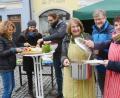 Bild: Gabi Schönberger
Grüne kochen Suppe mit Landtagsabgeordneter Anna Toman (rechts) sowie Oberbürgermeisterkandidatin Sonja Schuhmacher (Dritte von rechts).