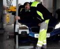 Bild: R. Kreuzer
Nach Abschluss der Prüfungen erhalten die Autofahrer ein Protokoll, in dem die gemessenen Werte mit den Grenzwerten verglichen und ausgewertet werden.