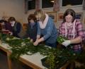 Bild: dob
Fast im Akkord schnippelten und flochten die Frauen Adventskränze und -gestecke, die sie am Sonntag im Schulhaus zum Verkauf anbieten.