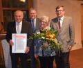 Bild: bö
Beim Ehrenabend des Marktes Schmidmühlen wurde Alfons Weigert sen. (links) zum Ehrenbürger seiner Heimatgemeinde ernannt. Dazu gratulierten ihm seine Frau Maria sowie Landrat Richard Reisinger und Bürgermeister Peter Braun (rechts).