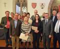 Bild: Andreas Royer
Jubilarehrung der Stadt im Rathaus mit (von links) Johannes Hartmann, Dagmar Rösl, Personalleiter Roland Maul, Valentina Lusin, Personalratsvorsitzende Petra Schilling, Anneliese Matheja, Helga Sporrer, Manfred Förtsch, Stefanie Steiner, Hannelore Mutzbauer, Bürgermeister Michael Göth, Dietmar Renner und Stadtrat Helmut Pilhofer.