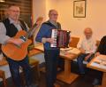 Bild: jr
Für gute Laune im Mehrgenerationenhaus sorgen die Musiker Martin Betz und Anton Schmaus sowie die Autoren Walter J. Pilsak und Hans-Günther Lauth (von links).