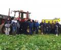 Bild: fvo
Auch Waldthurner Landwirte waren unter den Teilnehmern der Veranstaltung vor der Direktsaatmaschine von Josef Weiß