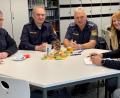 Bild: rgr
Der Kontaktbeamte Martin Behrendt (von links), Walter Schäffler, stellvertretender Dienststellenleiter der Polizeiinspektion Eschenbach, sowie Dienststellenleiter Werner Stopfer, Konrektorin Ruth Seitz und Schulleiter Thomas Schmidt treffen sich zum Sicherheitsgespräch in Grafenwöhr.