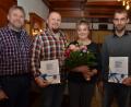 Bild: dob
Firmenchef Paul Hopf überreichte seinen treuen Mitarbeitern Manuel Keim, Petra Gilch und Stefan Grünauer (von links nach rechts) neben einer Urkunde auch Ehrennadeln und Präsente. Stefan Grünauer wurde zudem zur bestandenen Meisterprüfung gratuliert.
