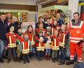 Bild: bkr
Fleißig sammeln die kleinen Feuerdrachen für Kinder in Not und für die Helfer vor Ort. Unterstützt werden sie dabei von Alexander Danzer, Florian Hösl, Tanja Scheitler, Ramona Busch, Jörg Müller, Stephan Schlicht und Daniel Müller (von links). Schwer zu tragen haben Emil und Maxima (Mitte) an ihren Sammelbüchsen.