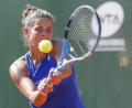 Bild: Salvatore Di Nolfi/KEYSTONE/dpa
Julia Görges in Aktion: Die 31-jährige Tennisspielerin trennte sich von ihrem Trainer und Physiotherapeuten. In der kommenden Saison wird sie vom bisherigen Fed-Cup-Teamchef Jens Gerlach trainiert. Auch ein Amberger gehört nun zu ihrem Team: Physiotherapeut Jörg Fauland behandelt künftig die deutsche Nummer zwei.