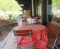 Bild: ubb
Einladend sah die Terrasse des Gaisweiher-Lokals im Sommer 2018 aus. Doch seitdem setzen sich über dem Gasthaus dunkle Wolken fest. Die Saison 2019 fiel wegen eines erbitterten Rechtsstreits komplett aus.