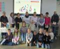 Bild: mez
Rektorin Gudrun Lehner (links) und die Schüler dankten Heidi Schlicht (sitzend), Beate Melzner, Miriam Schmid, Lucie Prechtl, Franziska Hess, Marina Lautner, Ramona Pöhlmann und Annika Scheit (hinten von links) fürs Vorlesen.