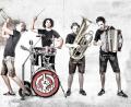 Bild: Alex Ackva/exb
Die Band "Oanso" mit Franz an der Tuba, Menya an der Trompete, Michi am Akkordeon und Philip am Bierwagerlschlagzeug gastieren am Samstag, 7. Dezember, in der Stadt-Turnhalle Waldsassen.