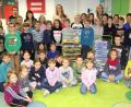 Bild: Josef Böhm
Zwei Trocknungswägen für die Kunstwerke der Kinder hatte der Förderverein im letzten vergangenen Schuljahr finanziert. Über diese Unterstützung freuten sich nicht nur die Schüler, sondern auch die Lehrkräfte (hinten, von links) Stefan Schultes, Irmgard Bayer, Fiona Hauser-Kroner sowie Schulleiterin Ortrud Sperl.