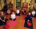 Bild: ak
Die Teilnehmer bei der Yoga-Einführung mit Landratskandidat Ely Eibisch (links vorne) und Yoga-Lehrerin Manuela von Podewils (hinten Mitte), daneben Bernhard Lux.