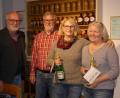 Bild: rn
Mit Sekt und Gutscheinen bedankt sich Josef Prunhuber (Zweiter von links) im Beisein von Vorsitzendem Karlheinz Keck (links) bei Monika Albersdörfer und Juliane Keck (von rechts) für die aufwendige Pflege des "Taubnschuster"-Gartens.