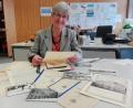 Bild: shl
Um sich für ihre Festansprache vorzubereiten stieg Oberstudiendirektor Sigrid Bloch in den Keller des Kepler-Gymnasiums und fand noch Dokumente aus 150 Jahren Schulgeschichte.