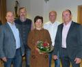 Bild: nm
TSV-Vorsitzender Jürgen Lugert (rechts) und Stellvertreter Peter Meier (links) gratulieren den neuen Ehrenmitgliedern Peter Schwanitz, Peter Schmidt und Petra Schwanitz sowie dem neuen Ehrenvorsitzenden Rudolf Hauke (von links).