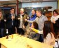 Bild: mef
Mit einem Glas Sekt stoßen Freie Demokraten und Unabhängige Bürger bei der offiziellen Eröffnung auf das neue Bürgerbüro an.