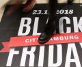 Bild: Bodo Marks
Zahlreiche Händler feiern am Black Friday mit speziellen Aktionen und Sonderrabatten den Auftakt des Weihnachtsgeschäfts.